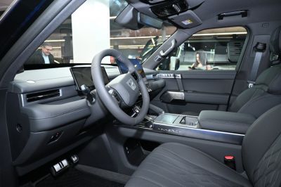 Digital dashboard with dual screens and multifunction steering wheel.