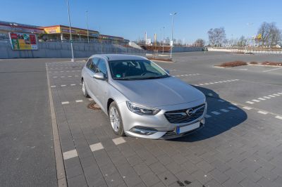 Front three-quarter view of silver wagon with LED headlights