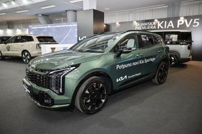 Distinctive front grille, LED headlights, and black alloy wheels on a modern SUV