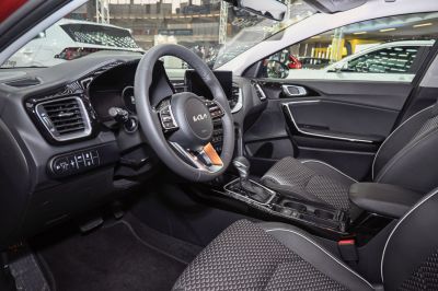 Steering wheel, dashboard and center console with automatic gearshift