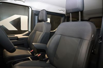 Front seats with armrest and fabric-leather upholstery