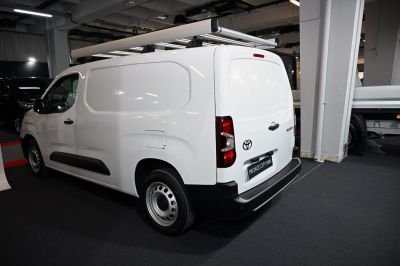 White cargo van with rooftop rack and L2 4 door configuration