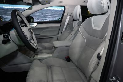 Ergonomic front seats and advanced steering wheel design in light grey tones