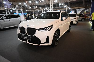 Front view of a 2025 SUV featuring a large kidney grille and sleek headlights
