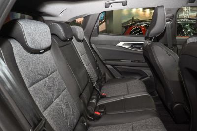Rear seating with fabric-leather upholstery, headrests, and ISOFIX points