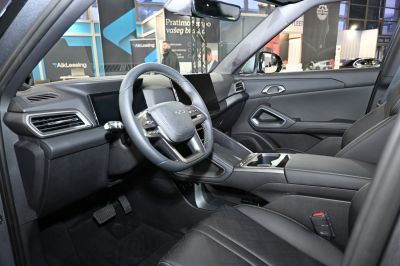 Modern dashboard and multifunctional steering wheel design