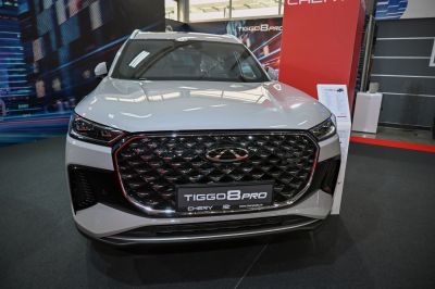 Front diamond grille and sleek headlights design