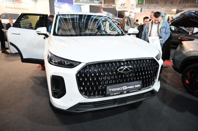 Prominent front grille and sleek LED headlights on SUV front