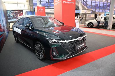 Sporty front grille with LED integrated headlights and alloy wheels