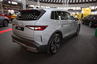 Rear and side profile of a modern SUV with distinctive tail lights and intricate wheel design.
