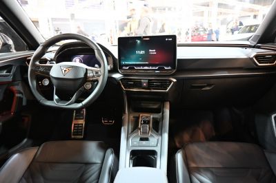 Digital dashboard and multimedia touchscreen with multifunction steering wheel