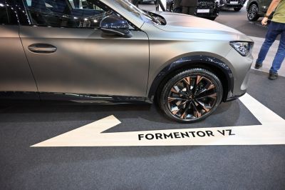Front wheel and side profile with matte finish and alloy wheels