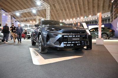 Aggressive front grille and sharp headlights of a modern SUV