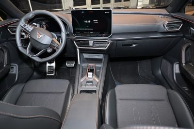 Modern digital dashboard and multifunction steering wheel with central touchscreen.