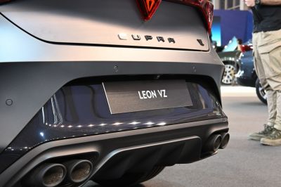 Rear close-up showing quad exhaust and CUPRA lettering