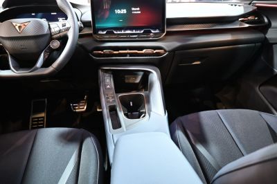 Sporty steering wheel and large central touchscreen display