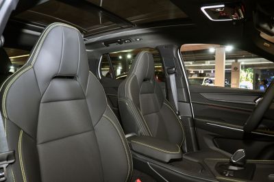Sporty front seats with yellow stitching and panoramic sunroof