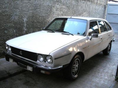 Vintage white Renault 30 with dual round headlights and alloy wheels.