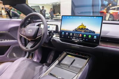 Modern steering wheel and large central touchscreen display