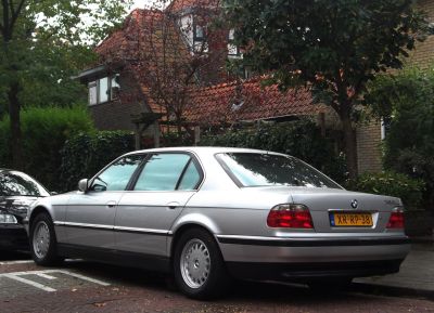 Rear and side profile of a facelift 7 Series Long sedan with distinct tail lights