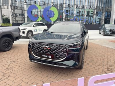 Front diamond-pattern grille and sleek LED headlights