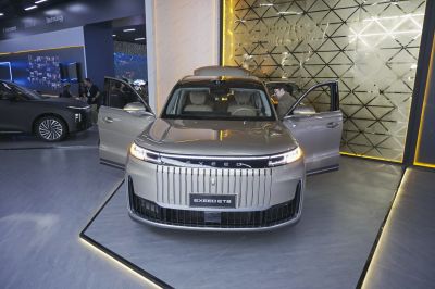 Front view with vertical grille and LED headlights