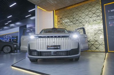 Bold front grille with vertical chrome slats and bright LED headlights.