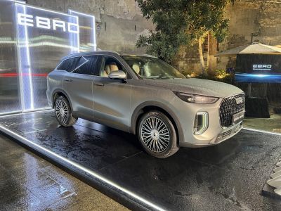 Front grille with LED daytime lights and intricate alloy wheels