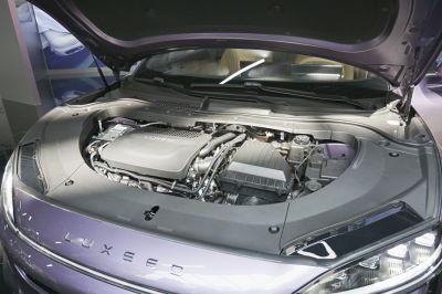 Engine bay and front-end design with open hood