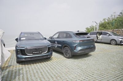 Front and rear views of SUV with distinctive grille and rear light bar