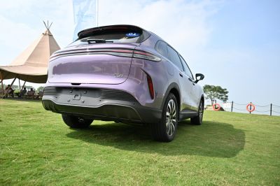 Modern SUV rear with continuous LED taillights and aerodynamic design