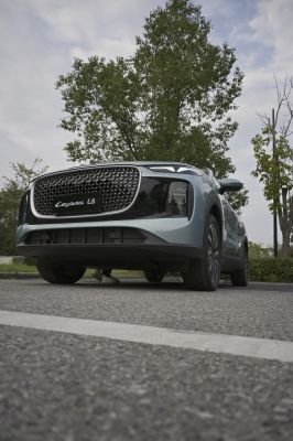 Front grille and wheel design of a modern SUV
