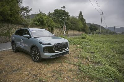 SUV front with large grille and narrow LED headlights