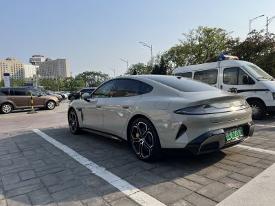 Smooth rear design with sporty alloy wheels
