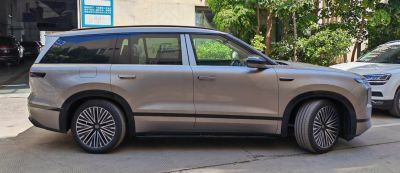 Side profile of electric SUV with flush door handles and alloy wheels