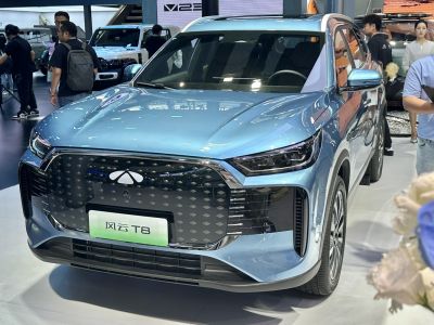 Front grille and LED headlights of a modern SUV.