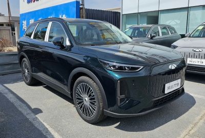 Aerodynamic front grille and stylish multi-spoke alloy wheels.
