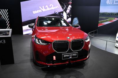 Front view with kidney grille and LED headlights