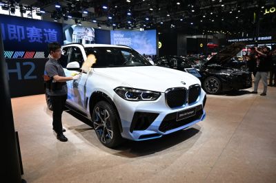 Hydrogen-powered SUV with kidney grille and sporty alloy wheels