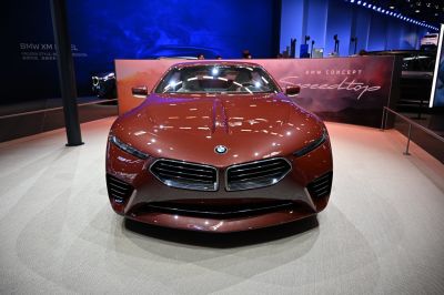 Sleek front with kidney grille and slim LED headlights