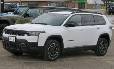 Modern grille, LED headlights, five-spoke wheels SUV side view