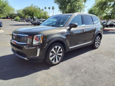 SUV with chrome grille, LED headlights, alloy wheels in daylight