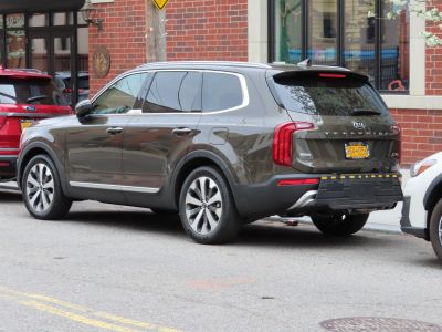 Rear side view with vertical taillights and alloy wheels