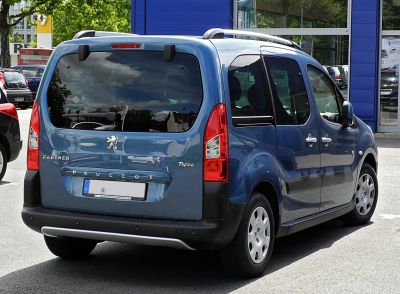Rear of a compact MPV with distinctive taillights and roof rails