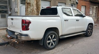 Rear-side pickup with double cab and alloy wheels