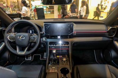 Digital dashboard with touchscreen and multifunction steering wheel