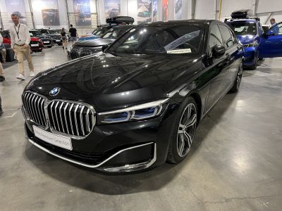 Front view with kidney grille and LED headlights