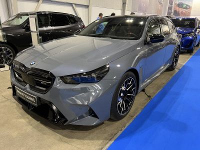 Sporty front design with black grille and multi-spoke alloy wheels