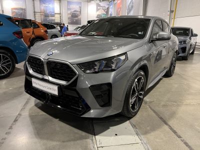 Large bold front grille with sharp multi-layer LED headlights