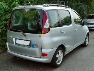 Rear and side view with vertical taillights and roof rails